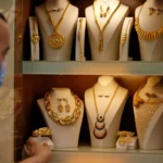 الذهب يتراجع دون مستوى 5 آلاف دولار للأونصة مع صعود الدولار وترقب خفض الفائدة