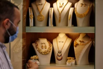 الذهب يتراجع دون مستوى 5 آلاف دولار للأونصة مع صعود الدولار وترقب خفض الفائدة