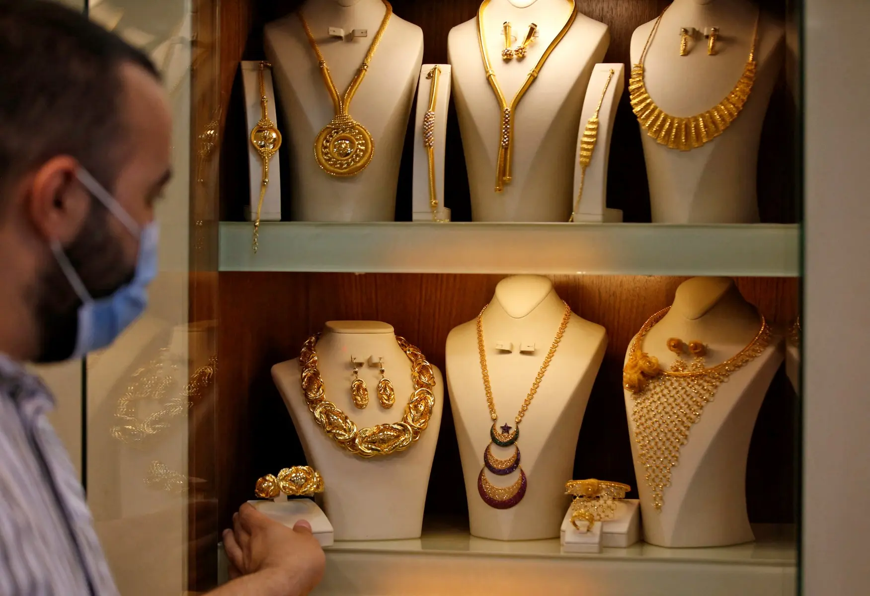 الذهب يتراجع دون مستوى 5 آلاف دولار للأونصة مع صعود الدولار وترقب خفض الفائدة