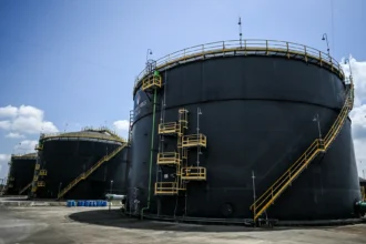 النفط يترقب السياسة… برنت عند 67.5 دولار وسط تقدّم محادثات واشنطن وطهران