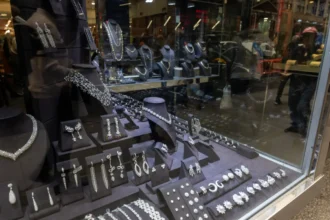 الفضة تحاول التعافي من "النزيف" بعد هبوط 15%.. هل تعود لمستويات الـ 100 دولار؟