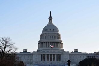 انفراجة وشيكة في واشنطن: جونسون يتعهد بإنهاء "الإغلاق الحكومي" بحلول الثلاثاء