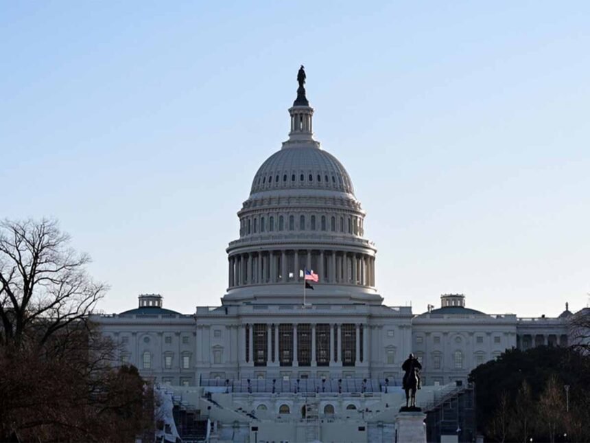 انفراجة وشيكة في واشنطن: جونسون يتعهد بإنهاء "الإغلاق الحكومي" بحلول الثلاثاء