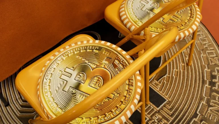 بتكوين تقترب من أسوأ شهر منذ 2022… خسائر تتجاوز 19% وضغوط الرسوم الجمركية تتصاعد