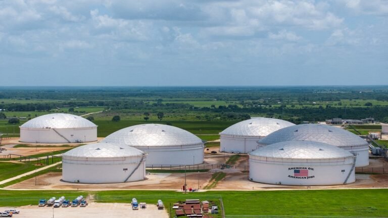 أسواق النفط تواجه أزمة جديدة: إطلاق 400 مليون برميل لم يوقف ارتفاع الأسعار