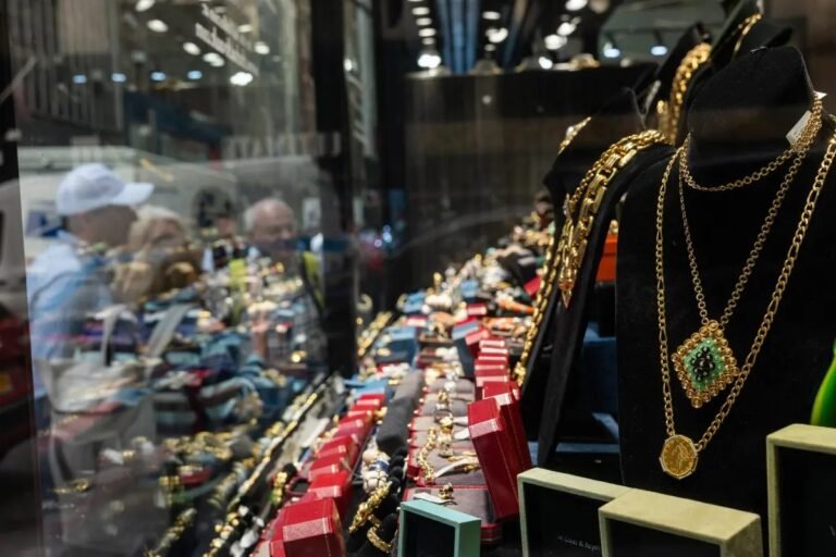 الذهب يقفز 2% مع تراجع الدولار وانخفاض النفط.. ومقترح أمريكي لإنهاء حرب الشرق الأوسط