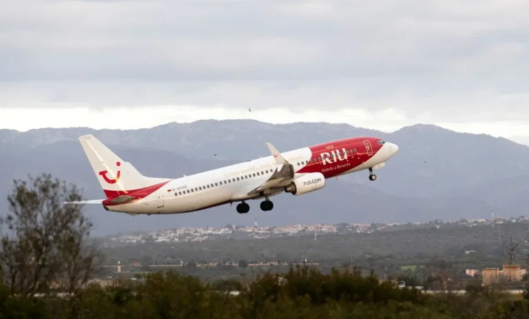 تصاعد التوتر في الشرق الأوسط يربك الطيران العالمي ويهوي بأسهم شركات السفر