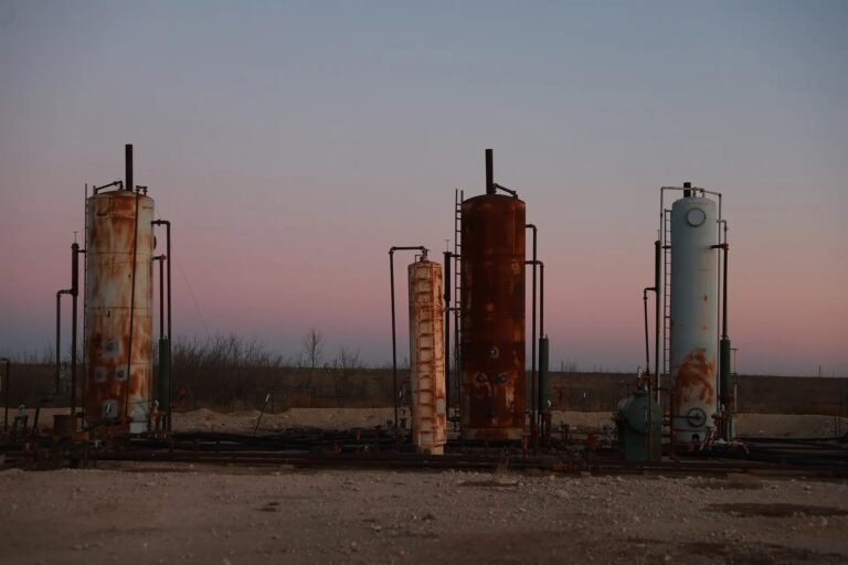 النفط يتراجع إلى 87 دولاراً للبرميل مع مقترح أكبر سحب من الاحتياطي الاستراتيجي