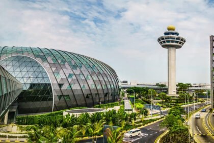 إنفوجرافيك يوضح قائمة أفضل 10 مطارات في العالم لعام 2026 تصنيف سكاي تراكس