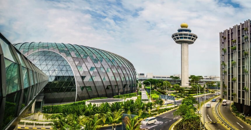 إنفوجرافيك يوضح قائمة أفضل 10 مطارات في العالم لعام 2026 تصنيف سكاي تراكس