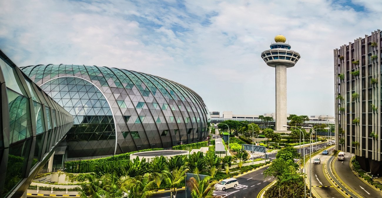 إنفوجرافيك يوضح قائمة أفضل 10 مطارات في العالم لعام 2026 تصنيف سكاي تراكس