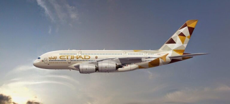 «طيران الإمارات» و«الاتحاد» تستأنفان رحلات محدودة وسط استمرار المخاطر الجوية