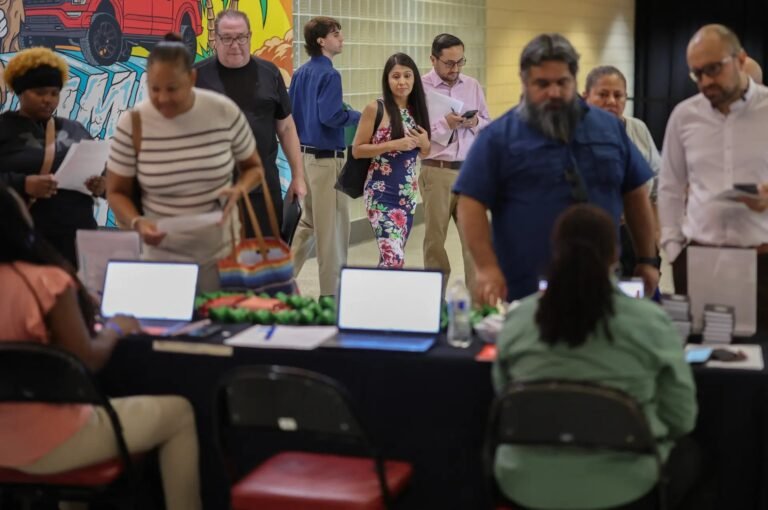 الاقتصاد الأميركي يفقد 92 ألف وظيفة في فبراير وسط إضرابات وظروف جوية قاسية