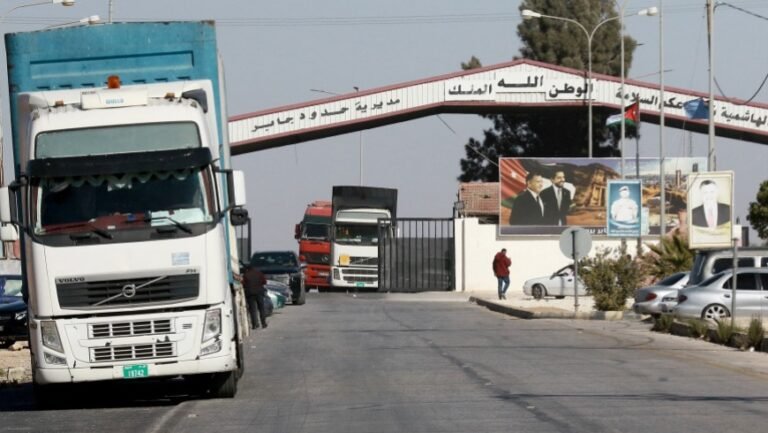 غرفة تجارة دمشق تحذر من أزمة الشاحنات على الحدود السورية الأردنية وتدعو إلى حلول
