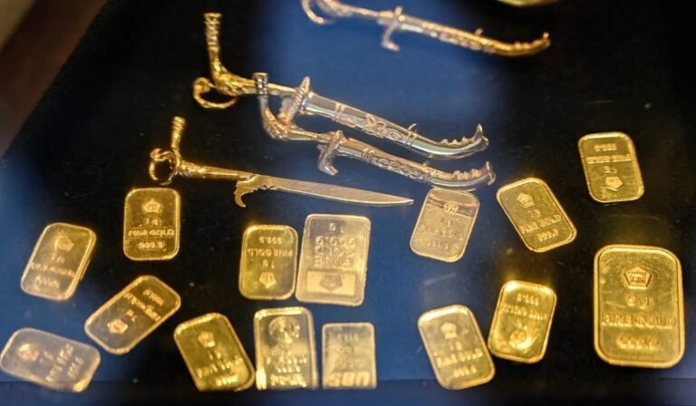 الذهب يتجه لخسارة أسبوعية ثانية.. الأسعار تتراجع أكثر من 1% مع قوة الدولار وارتفاع النفط