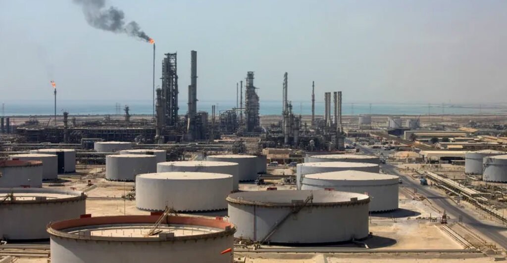 أسعار النفط ترتفع بعد هبوط حاد وسط ترقب لمصير مضيق هرمز