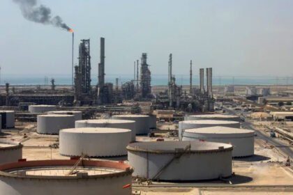 خزانات نفط خام في مصفاة نفط في رأس تنورة، المملكة العربية السعودية - بلومبرغ
