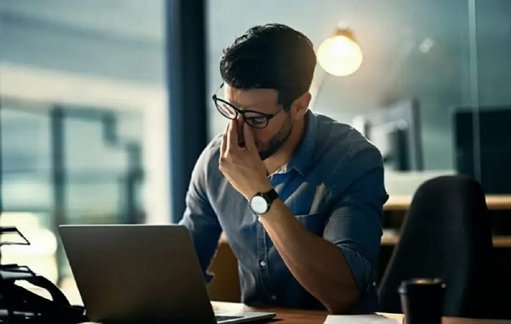 دراسة: 70% من الموظفين يعانون من إرهاق الدماغ بسبب الذكاء الاصطناعي