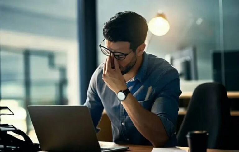 دراسة: 70% من الموظفين يعانون من إرهاق الدماغ بسبب الذكاء الاصطناعي