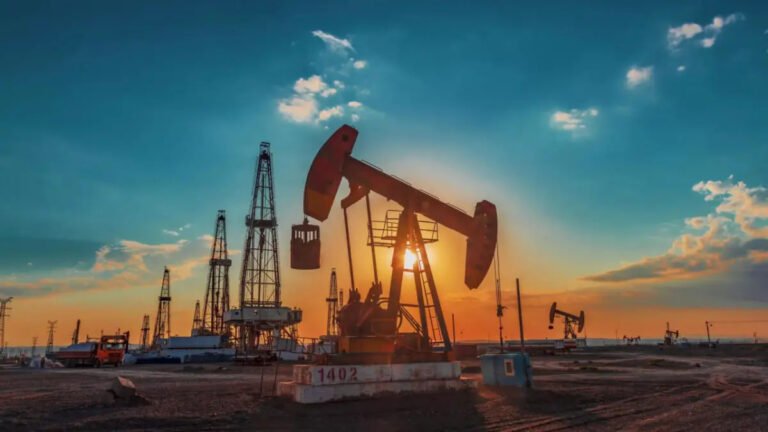 رخصة أمريكية لبيع النفط الروسي… خطوة لتهدئة أسواق الطاقة وسط مخاوف تعطل الإمدادات