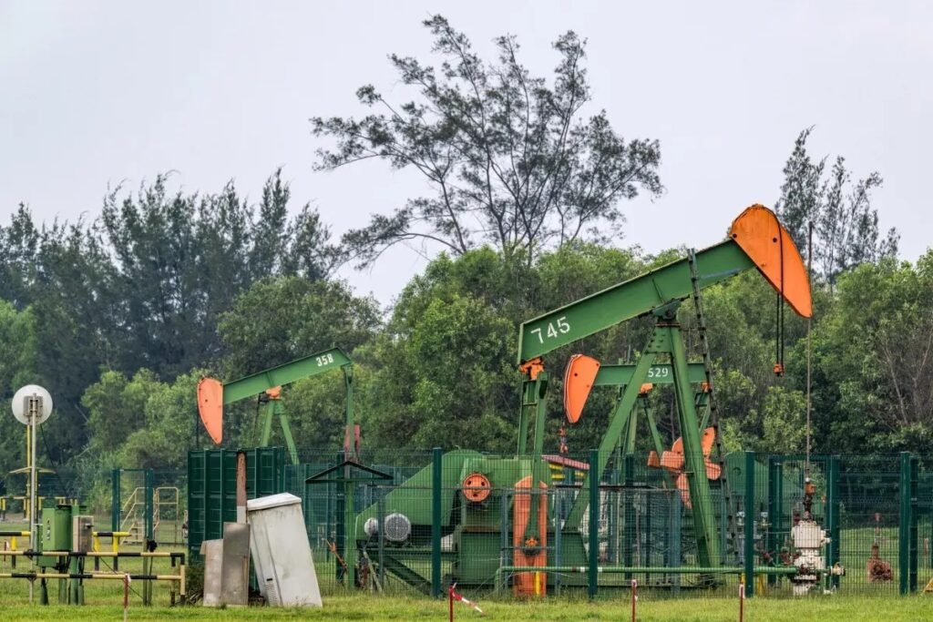 النفط يقفز إلى 100 دولار للبرميل مع تصاعد التوترات الإقليمية وهجوم على ناقلتي وقود