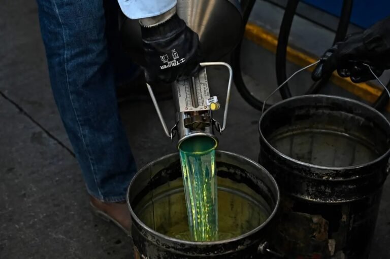 البنزين في الولايات المتحدة يسجل أعلى سعر منذ 18 شهراً ويصل إلى 3.54 دولارات للغالون