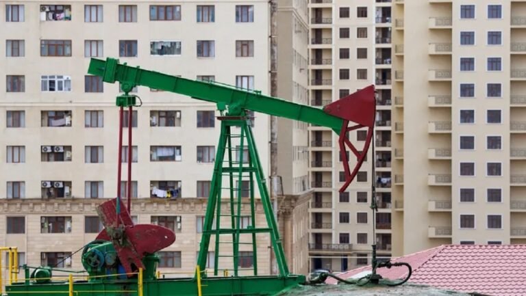 15 دقيقة قبل تغريدة ترامب.. صفقات غامضة بـ 6 ملايين برميل نفط تهز الأسواق