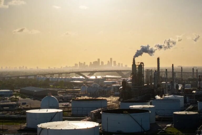 النفط يتجاوز 103 دولارات للبرميل ويحقق مكاسب أسبوعية مع تصاعد التوترات في الشرق الأوسط