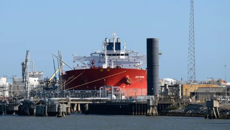 إدارة ترامب تخطط لتخفيف العقوبات على النفط الفنزويلي لتعزيز الإمدادات العالمية