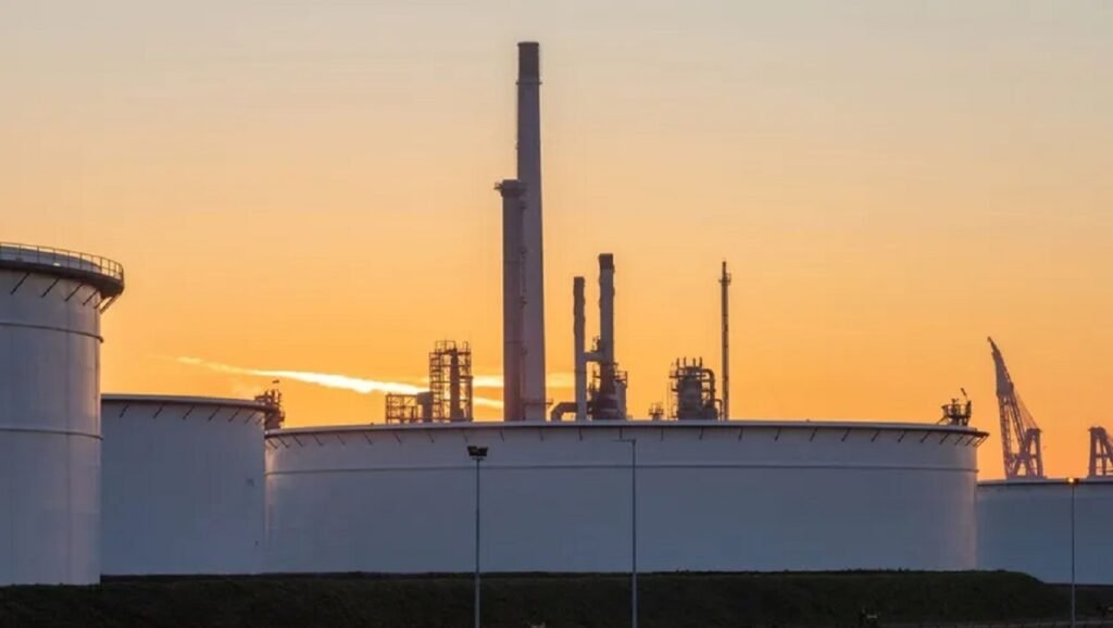 مصر تتحرك لتعويض نقص النفط.. خطة لاستيراد مليون برميل شهرياً وسط اضطرابات الطاقة