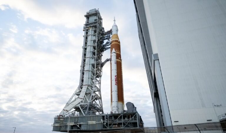 ناسا تستعد لإطلاق مهمة تاريخية حول القمر في أقوى رحلة مأهولة منذ عقود