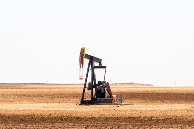 تراجع أسعار النفط مع تمديد وقف إطلاق النار بين أميركا وإيران وسط غموض سياسي متصاعد