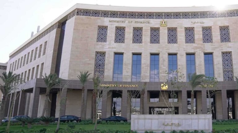 مصر تستهدف خفض العجز والدين في موازنة 2026–2027