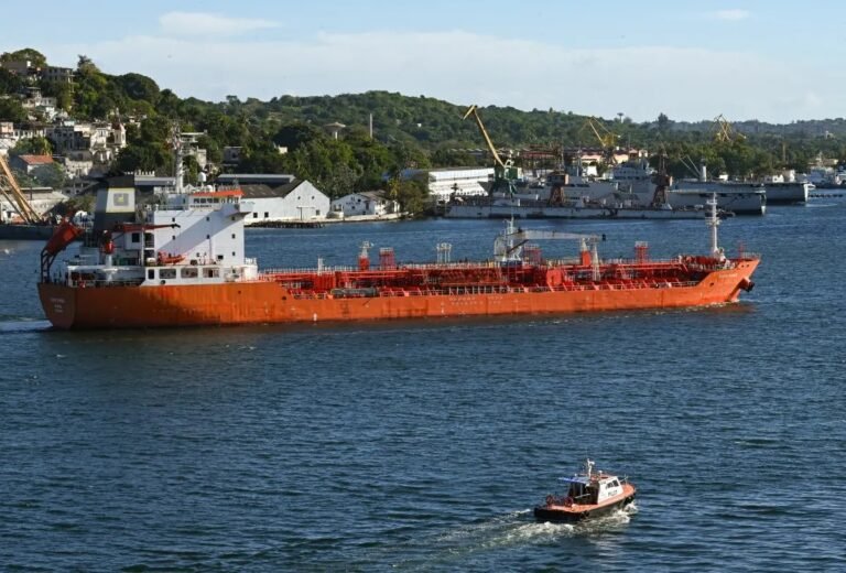 أمريكا تضخ ملايين البراميل من احتياطي النفط: قفزة تاريخية في الصادرات وسط أزمة مضيق هرمز