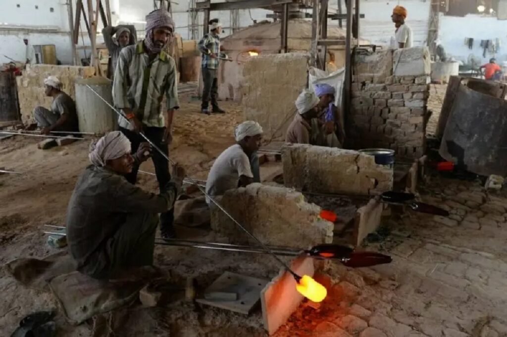 مدينة الزجاج في الهند تحت الضغط: أزمة الطاقة تهدد صناعة عمرها 400 عام وتفقد آلاف العمال وظائفهم