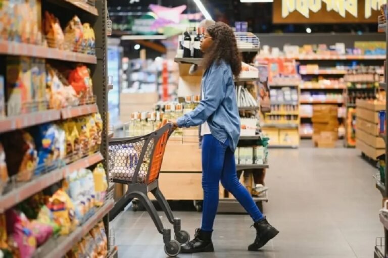 هل انتهى عصر الأسعار المنخفضة؟ توترات الشرق الأوسط تدفع النفط للارتفاع وتشعل موجة غلاء عالمية