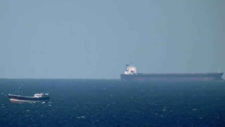 تحركات غامضة في مضيق هرمز: ناقلات مرتبطة بإيران تسلك مسارات جديدة رغم الحصار الأميركي