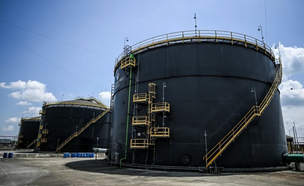 أسعار النفط تواصل الصعود فوق 100 دولار.. توتر مضيق هرمز يدعم المكاسب رغم غموض المفاوضات