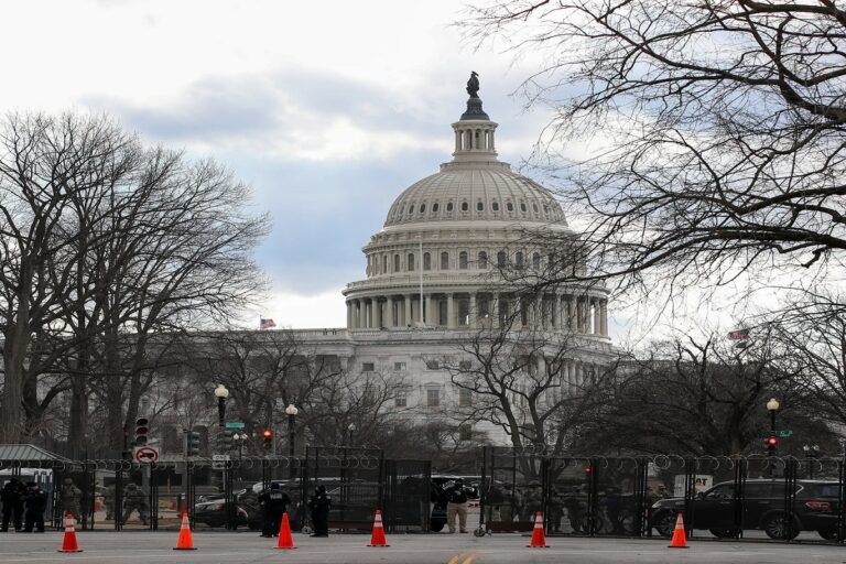 واشنطن تنهي الإعفاء المؤقت لنفط إيران المنقول بحراً وتلوّح بعقوبات إضافية مشددة