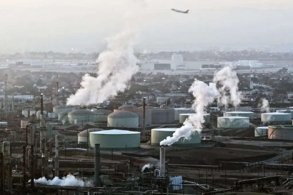 واشنطن تمدد إعفاء شراء النفط الروسي مؤقتاً.. خطوة لتهدئة الأسعار تثير جدلاً