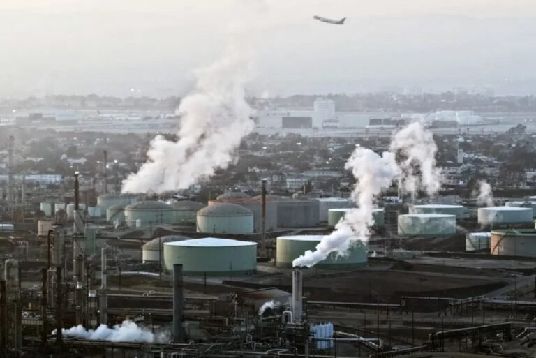 واشنطن تمدد إعفاء شراء النفط الروسي مؤقتاً.. خطوة لتهدئة الأسعار تثير جدلاً