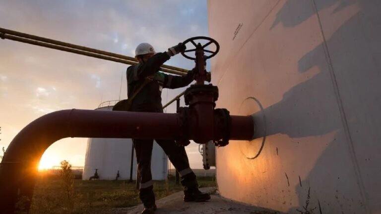 أسعار النفط ترتفع بعد تراجع قياسي مع استمرار أزمة مضيق هرمز وتصاعد التوترات في لبنان