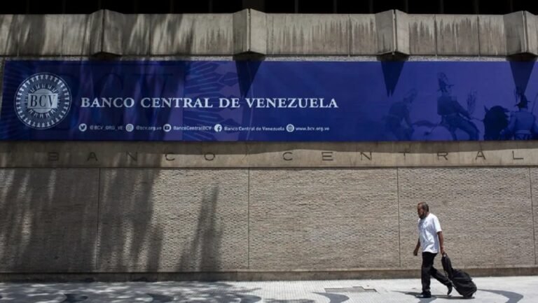 الولايات المتحدة تدرس رفع عقوبات البنك المركزي الفنزويلي لتعزيز تدفق عائدات النفط