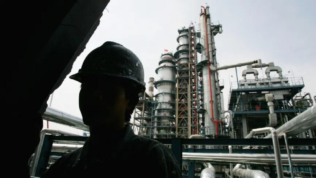 الصين تمنح المصافي المستقلة حصصاً إضافية للنفط لتعزيز أمن الطاقة وسط اضطراب الإمدادات