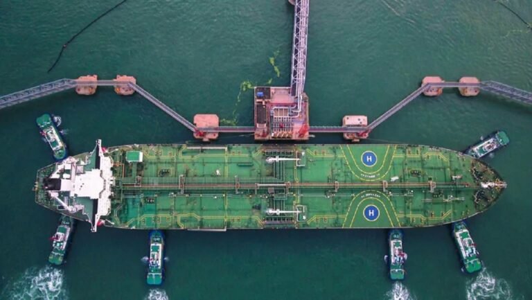 بعد إغلاق مضيق هرمز.. السعودية تخفض شحناتها للصين للنصف وتعتمد على ينبع بـ5 ملايين برميل يومياً