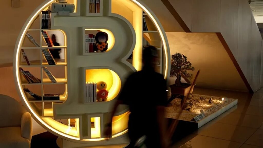 هل يقترب بيتكوين من موجة صعود قوية؟ فجوة خطيرة بين السوق والمضاربين قد تدفعه نحو 85 ألف دولار