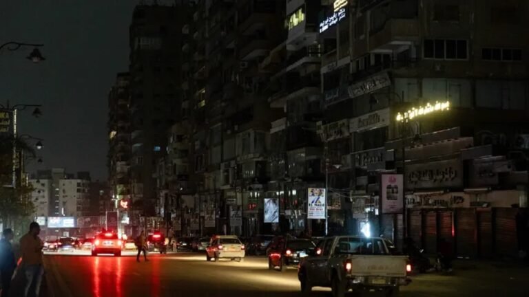 صدمة الطاقة العالمية: تقليل الاستحمام والعمل من المنزل لتوفير الوقود