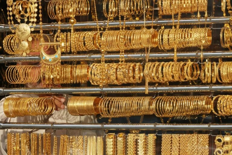 الذهب يتراجع عالمياً مع ارتفاع النفط وتجدد المخاوف من استمرار التضخم