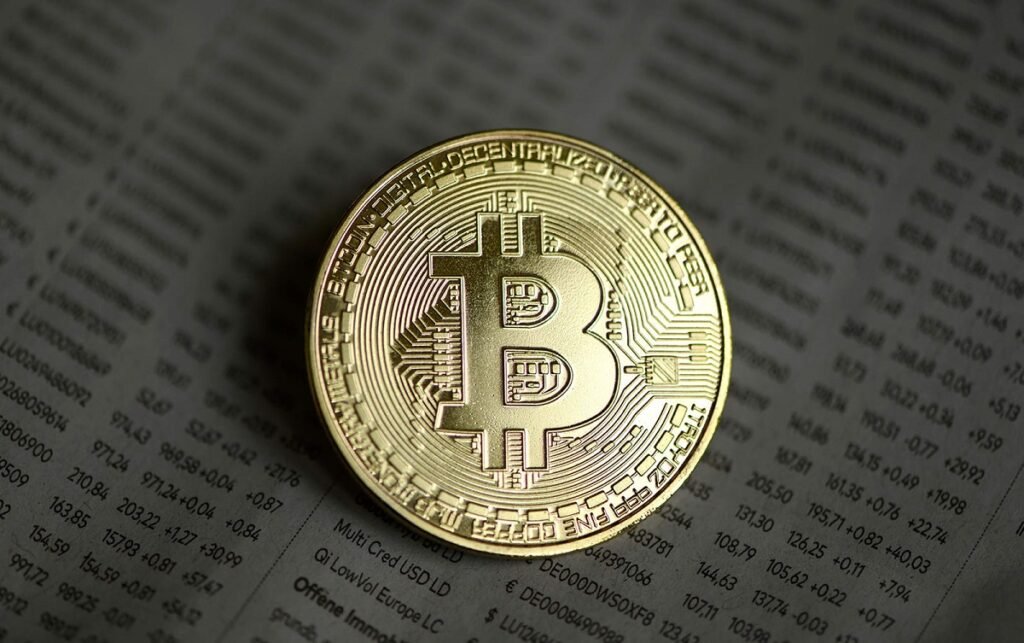 البيتكوين تهبط من قمة 126 ألف دولار إلى ما فوق 60 ألفاً.. تريليونات تتبخر في 8 أشهر