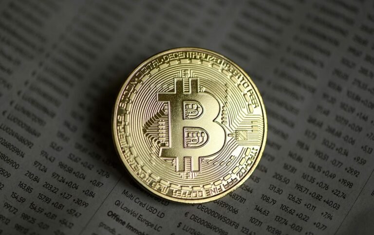 البيتكوين تهبط من قمة 126 ألف دولار إلى ما فوق 60 ألفاً.. تريليونات تتبخر في 8 أشهر